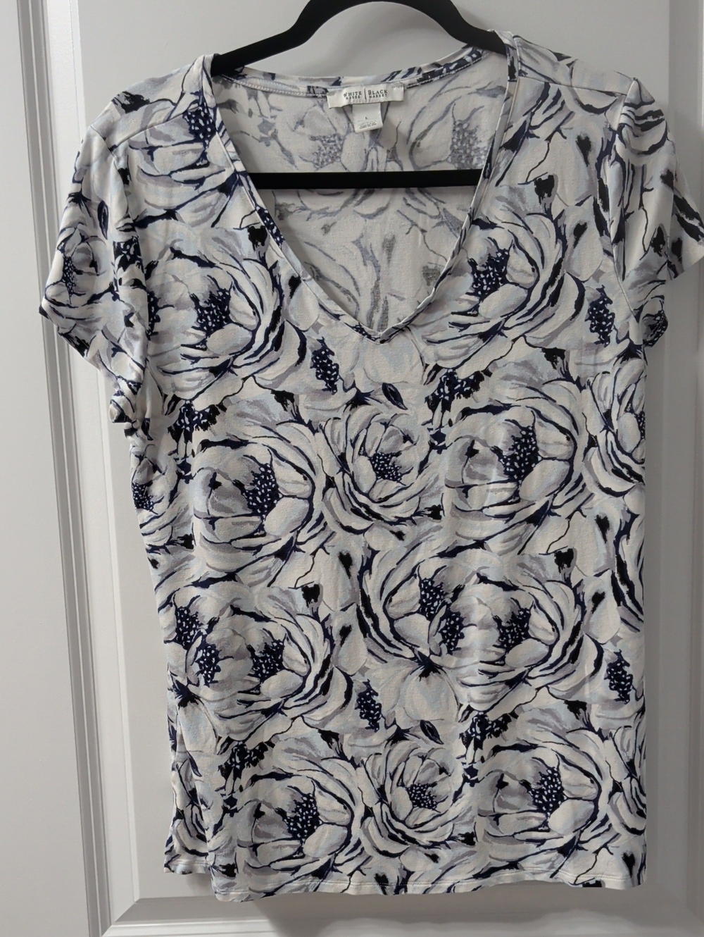 White House/Black Market White and Navy Floral V-Neck Short Sleeve Tee